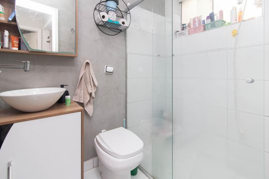 Banheiro de apartamento à venda com 3 quartos, 75m² em Santana, Porto Alegre