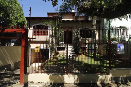 Fachada de casa à venda com 5 quartos, 321m² em Jardim Sabará, Porto Alegre