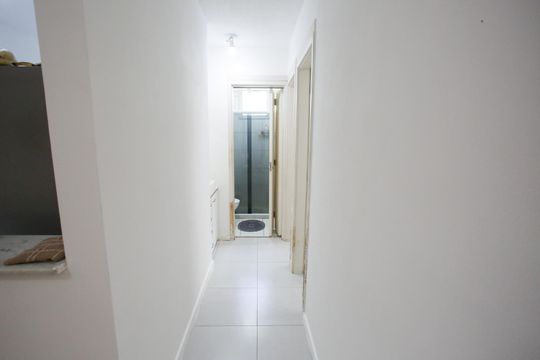Corredor de apartamento à venda com 2 quartos, 55m² em Taquara, Rio de Janeiro