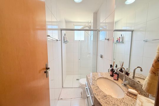 Banheiro de apartamento à venda com 2 quartos, 78m² em Castelo, Belo Horizonte