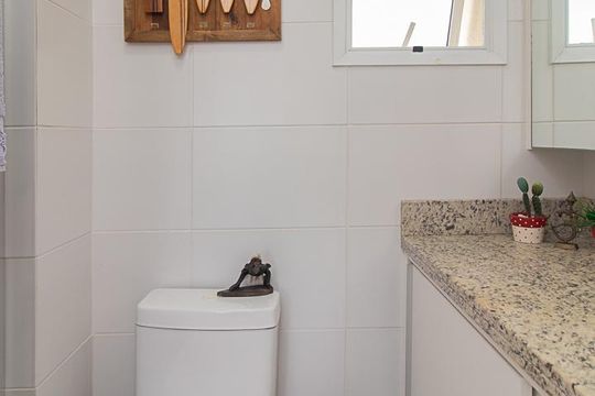Banheiro Social de apartamento à venda com 2 quartos, 65m² em Menino Deus, Porto Alegre