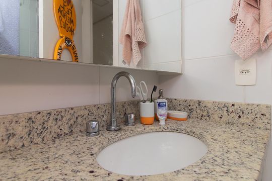 Banheiro Social de apartamento à venda com 2 quartos, 65m² em Menino Deus, Porto Alegre