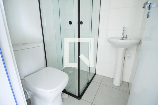 Banheiro Social de kitnet/studio para alugar com 1 quarto, 26m² em Quarta Parada, São Paulo