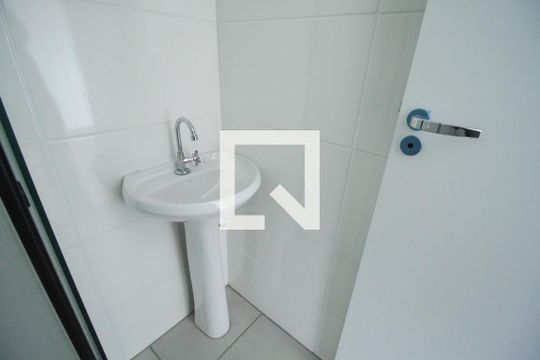 Banheiro Social de kitnet/studio para alugar com 1 quarto, 26m² em Quarta Parada, São Paulo