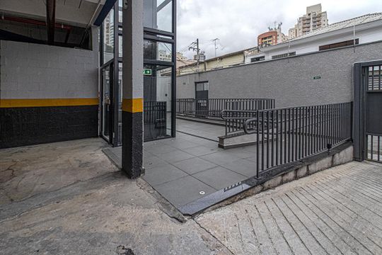 elevador para pessoas com dificuldades fisicas_2 de apartamento à venda com 2 quartos, 44m² em Vila Gumercindo, São Paulo