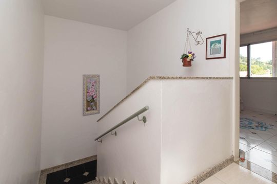Corredor de casa de condomínio à venda com 3 quartos, 194m² em Espírito Santo, Porto Alegre