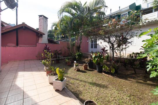 Quintal de casa de condomínio à venda com 3 quartos, 194m² em Espírito Santo, Porto Alegre