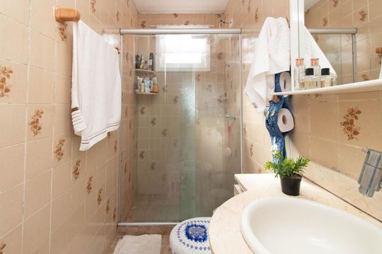Banheiro do Quarto 1 de casa de condomínio à venda com 3 quartos, 194m² em Espírito Santo, Porto Alegre