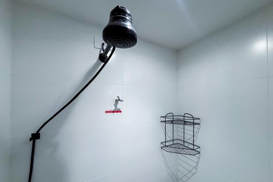 Banheiro social de kitnet/studio à venda com 1 quarto, 26m² em Cerqueira César, São Paulo