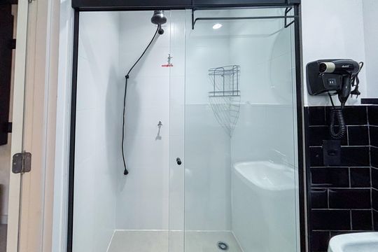 Banheiro social de kitnet/studio à venda com 1 quarto, 26m² em Cerqueira César, São Paulo