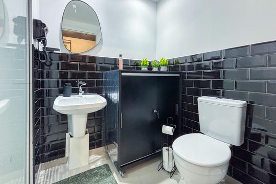 Banheiro social de kitnet/studio à venda com 1 quarto, 26m² em Cerqueira César, São Paulo