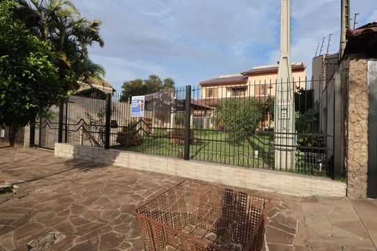 Fachada de casa à venda com 3 quartos, 240m² em Estância Velha, Canoas