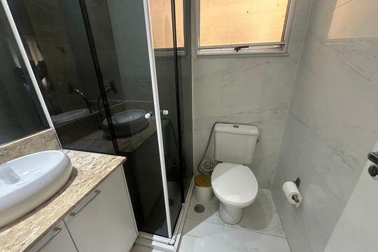 Banheiro da Suíte de apartamento para alugar com 3 quartos, 68m² em Jardim Tupanci, Barueri