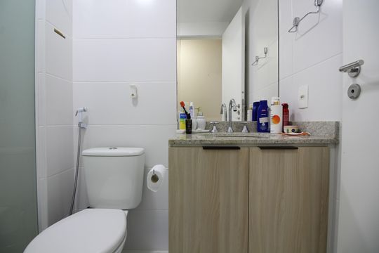 Banheiro Social de apartamento à venda com 2 quartos, 68m² em Barra Olímpica, Rio de Janeiro