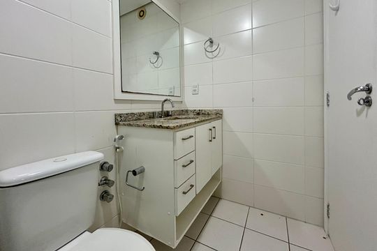 Banheiro Suíte  de apartamento para alugar com 2 quartos, 82m² em Saco Grande, Florianópolis