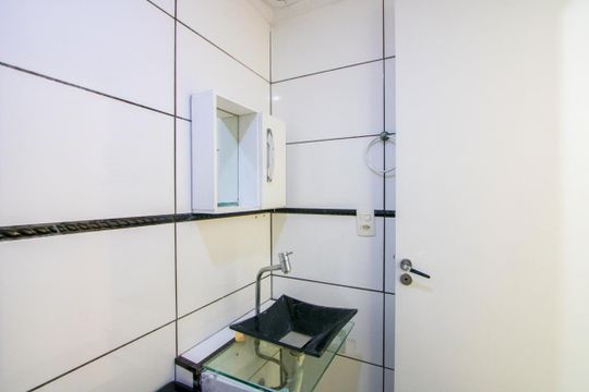 Banheiro de apartamento à venda com 2 quartos, 50m² em Vila Homero Thon, Santo André