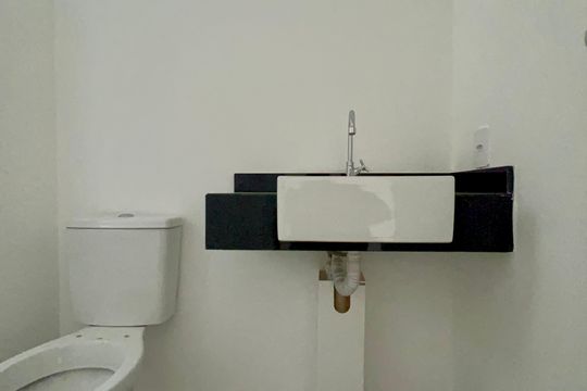 Banheiro de kitnet/studio à venda com 1 quarto, 25m² em Pinheiros, São Paulo