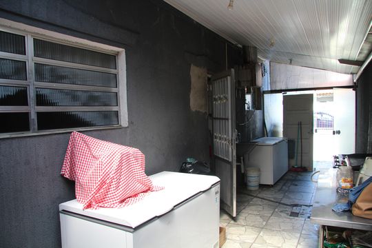 corredor acesso ao ssalão comercial  de casa à venda com 2 quartos, 260m² em Vila Endres, Guarulhos
