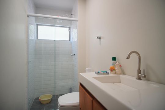 Banheiro Corredor de apartamento à venda com 1 quarto, 54m² em Moinhos de Vento, Porto Alegre