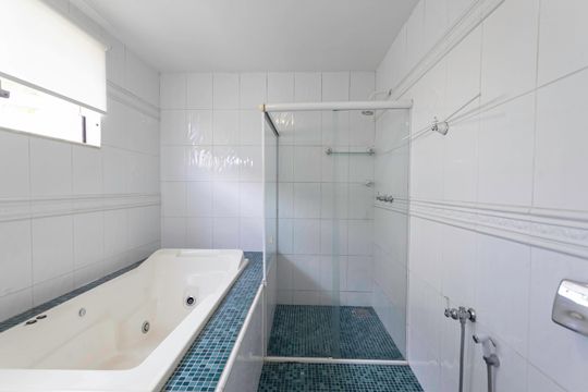 Banheiro da suíte  de casa à venda com 4 quartos, 420m² em Castelo, Belo Horizonte