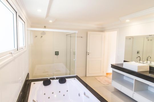 Banheiro da Suíte de casa de condomínio à venda com 5 quartos, 507m² em Tamboré, Santana de Parnaíba