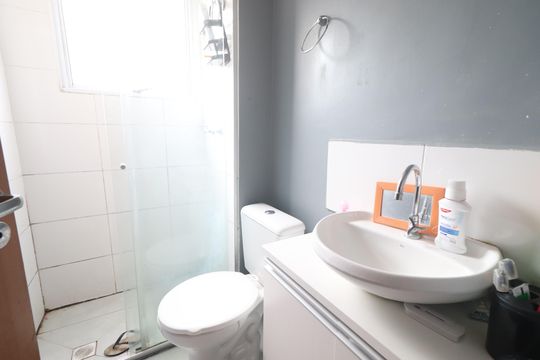 Banheiro de apartamento à venda com 2 quartos, 47m² em Canudos, Novo Hamburgo