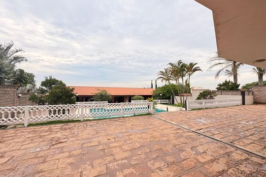 Garagem de casa de condomínio à venda com 5 quartos, 500m² em Jardim Tarumã, Jundiaí