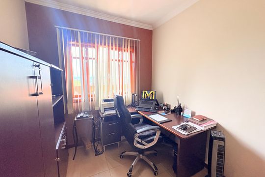 Escritório de casa de condomínio à venda com 5 quartos, 500m² em Jardim Tarumã, Jundiaí