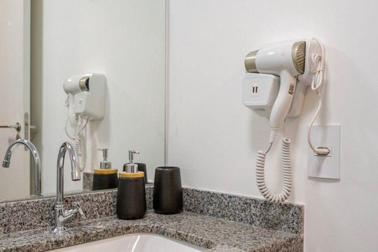 Banheiro de kitnet/studio à venda com 1 quarto, 27m² em Cerqueira César, São Paulo