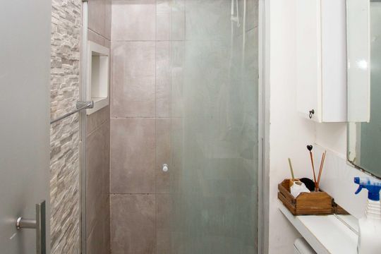 Banheiro de apartamento à venda com 2 quartos, 44m² em Canhema, Diadema