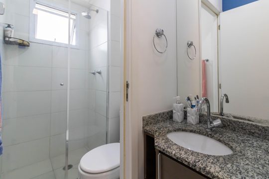 Banheiro de apartamento à venda com 2 quartos, 54m² em Vila Galvão, Guarulhos