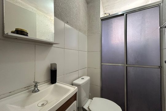 Banheiro de apartamento à venda com 2 quartos, 40m² em Santos Dumont, São Leopoldo