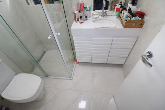 Banheiro de apartamento à venda com 2 quartos, 57m² em Parada Inglesa, São Paulo