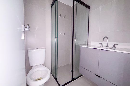 Banheiro de kitnet/studio para alugar com 1 quarto, 26m² em Pinheiros, São Paulo