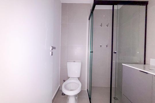 Banheiro de kitnet/studio para alugar com 1 quarto, 26m² em Pinheiros, São Paulo
