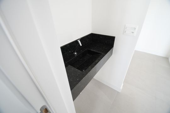 Banheiro de kitnet/studio para alugar com 1 quarto, 43m² em Centro, Campinas