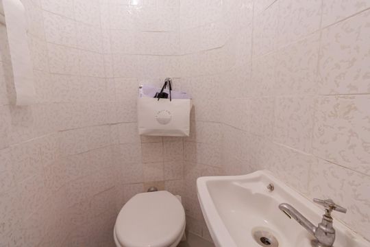Banheiro de serviço de apartamento à venda com 1 quarto, 102m² em Itaim Bibi, São Paulo