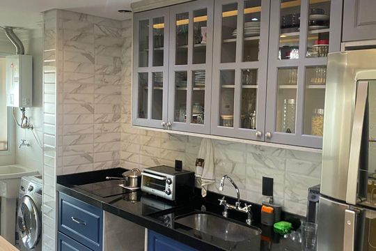 Cozinha e área de serviço de apartamento à venda com 2 quartos, 81m² em Bethaville I, Barueri