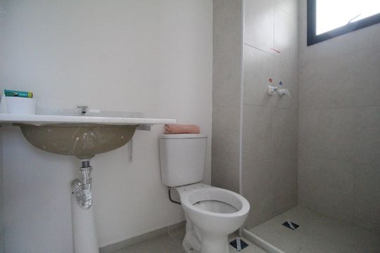 Banheiro de apartamento à venda com 2 quartos, 50m² em Barra Olímpica, Rio de Janeiro
