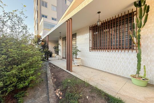 Área externa de casa à venda com 3 quartos, 400m² em Sagrada Família, Belo Horizonte