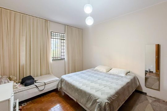 Quarto 1 de casa à venda com 3 quartos, 400m² em Sagrada Família, Belo Horizonte