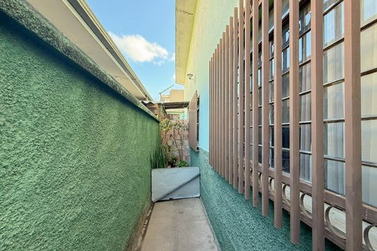Área externa de casa à venda com 3 quartos, 400m² em Sagrada Família, Belo Horizonte