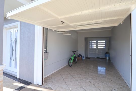 Garagem de casa à venda com 4 quartos, 180m² em Marechal Rondon, Canoas
