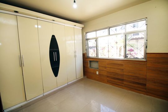 Quarto 1 de casa à venda com 2 quartos, 300m² em Irajá, Rio de Janeiro
