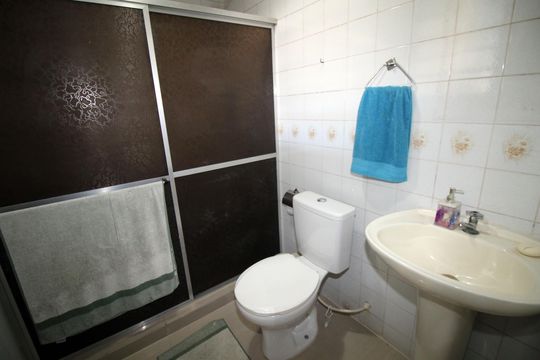 Banheiro de serviço de casa à venda com 2 quartos, 300m² em Irajá, Rio de Janeiro