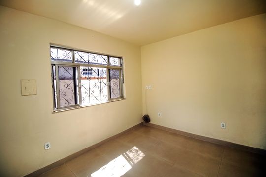 Sala de casa à venda com 2 quartos, 300m² em Irajá, Rio de Janeiro