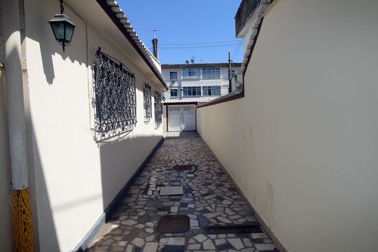 Garagem de casa à venda com 2 quartos, 300m² em Irajá, Rio de Janeiro
