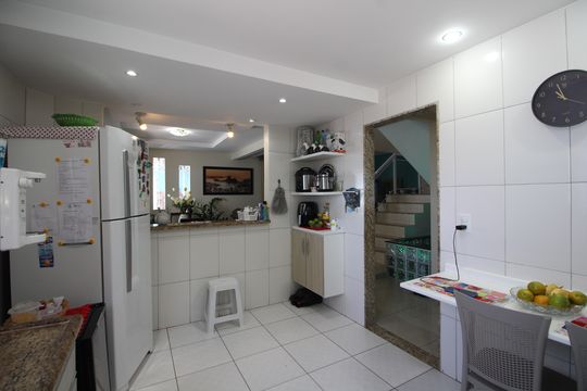 Cozinha de casa de condomínio à venda com 3 quartos, 110m² em Jacarepaguá, Rio de Janeiro