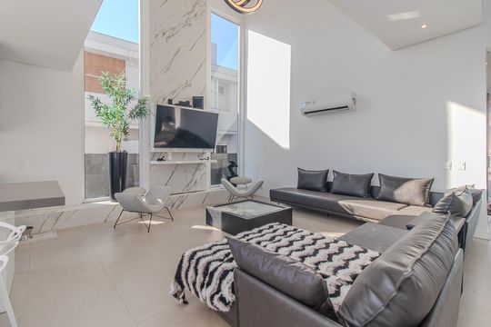 Sala de casa de condomínio à venda com 3 quartos, 309m² em Vila Nova, Porto Alegre