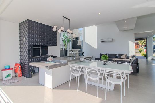 Sala de casa de condomínio à venda com 3 quartos, 309m² em Vila Nova, Porto Alegre